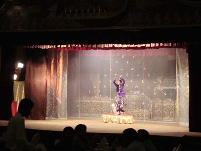 การแสดงโชว์ของชาวพม่า